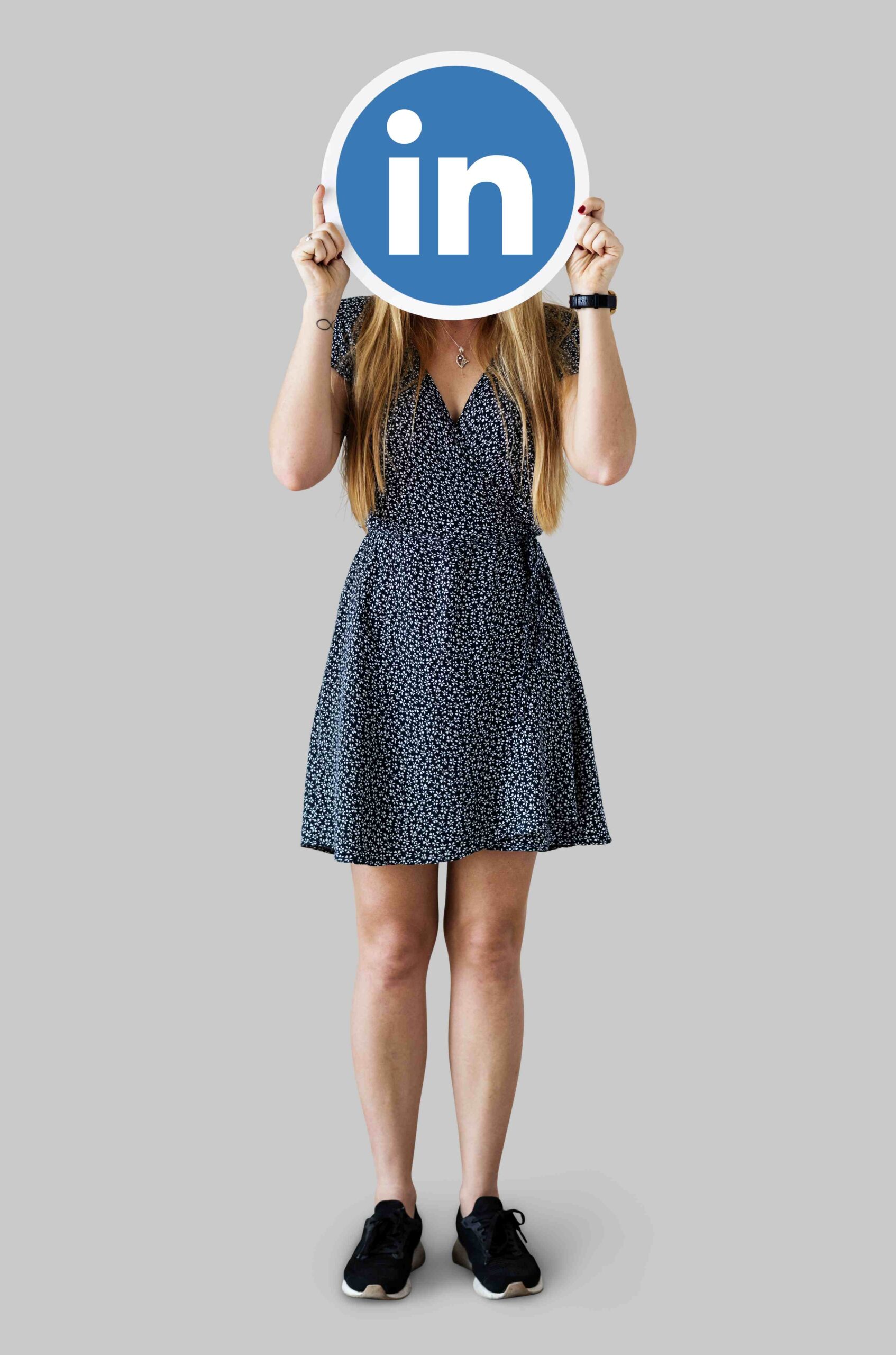 Donna che tiene logo Linkedin del corso personal branding